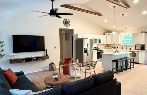 Bumpass Casa | Charming spacious 5-bedroom house at Lake Anna, Bumpass “The Blue Lake House”