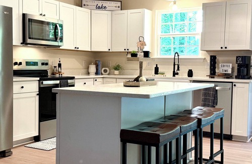 Bumpass Casa | Charming spacious 5-bedroom house at Lake Anna, Bumpass “The Blue Lake House”