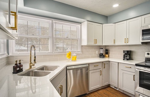 North Central Omaha Casa | Charming & Spacious 5-Bedroom Centrally Located