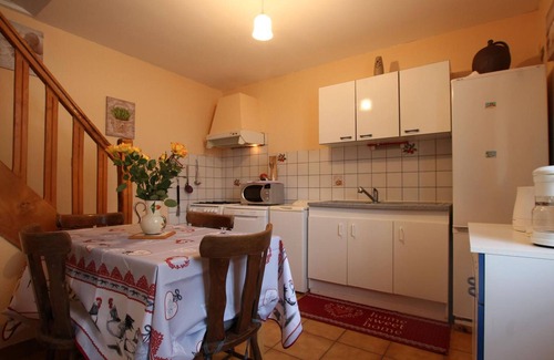 Surville Cabaña | Casa de piedra cerca del mar con jardín y BBQ