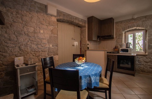 Lokva Rogoznica Casa | Encantadora casa de piedra con vistas al mar y la montaña