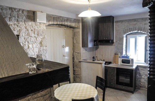 Lokva Rogoznica Casa | Encantadora casa de piedra con vistas al mar y la montaña