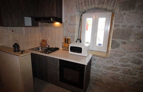 Lokva Rogoznica Casa | Encantadora casa de piedra con vistas al mar y la montaña