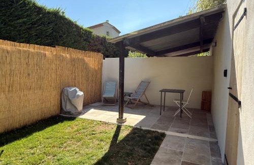 La Roque-d'Antheron Apartamento | Charming studio with private terrace