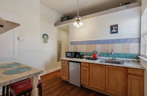 Mid-City Apartamento | Charming Studio | Central | 4 Blocks to Streetcar