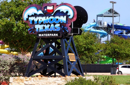 Pflugerville Casa | Your Home Away from Home in Pflugerville! Pool, Free Parking & Breakfast!