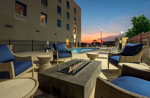 Pflugerville Casa | Your Home Away from Home in Pflugerville! Pool, Free Parking & Breakfast!