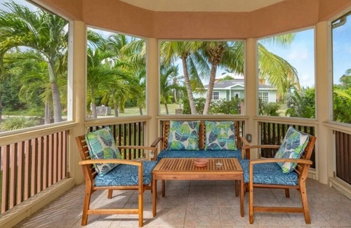 Bodden Town Casa | Charming studio in fabulous Bodden Town with WiFi, AC