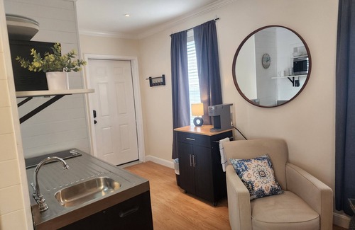 Bangor Apartamento | Charming studio in lovely Bangor Maine on Broadway park.