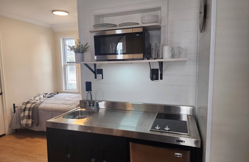 Bangor Apartamento | Charming studio in lovely Bangor Maine on Broadway park.