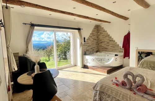 Beaux Otro | Charming studio with jacuzzi in the heart of nature.