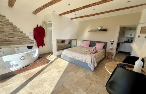 Beaux Otro | Charming studio with jacuzzi in the heart of nature.
