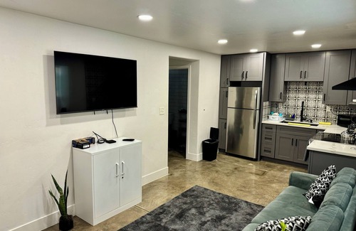 Downtown Apartamento | Charming studio with WiFi and AC in enchanting downtown Fresno.