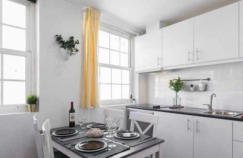 Centro / Baixa Apartamento | Cocin Sunny Flat en Batalha by Host Wise