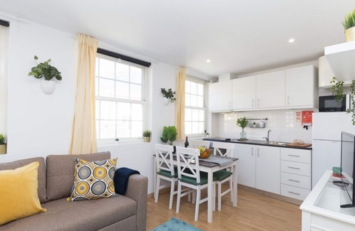 Centro / Baixa Apartamento | Cocin Sunny Flat en Batalha by Host Wise