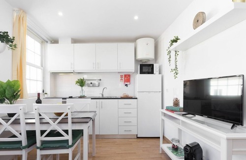 Centro / Baixa Apartamento | Cocin Sunny Flat en Batalha by Host Wise