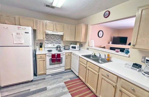 Paw Creek Casa | Charming Townhome Close to Uptown ~ Free Parking
