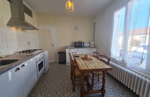 Chateauroux Cabaña | Casa urbana con jardín y garaje cerca del centro