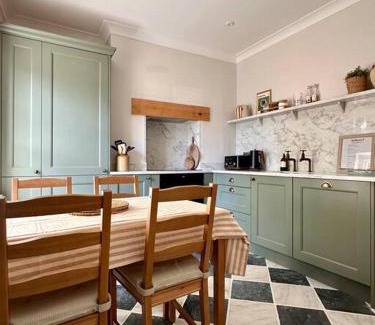 Shrewsbury Casa | Charming Townhouse Retreat