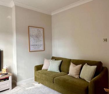 Shrewsbury Casa | Charming Townhouse Retreat