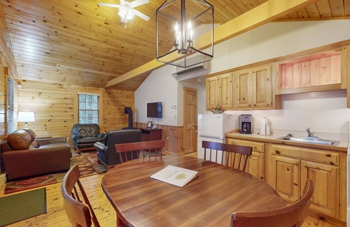 Northport Cabina | Charming two-bedroom dog-friendly cabin w/firepit, near outside activities