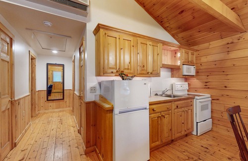 Northport Cabina | Charming two-bedroom dog-friendly cabin w/firepit, near outside activities
