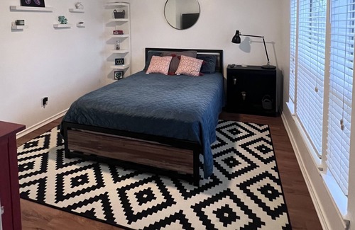 McNeil Apartamento | Charming Unit Near 360 Bridge with Private Garage and beautiful Location