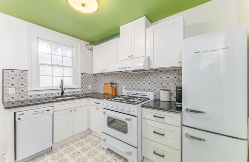 Metropolitan Casa | Charming Victorian District Townhome Steps from Forsyth Park