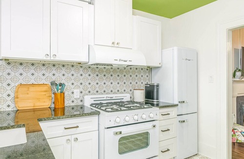 Metropolitan Casa | Charming Victorian District Townhome Steps from Forsyth Park