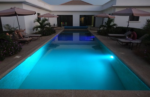 Ngaparou Casa | Encantadora villa de 5 dormitorios, 4 baños con piscina y magnífico jardín tropical.