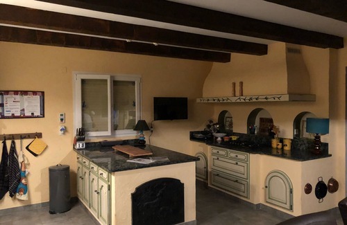 Llauro Villa | Encantadora villa con gran piscina y vistas únicas de montañas, pueblos y mar.