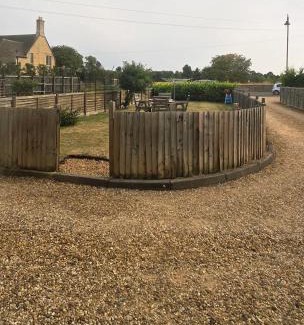 Stamford Apartamento | Charming Village Cottage with Parking