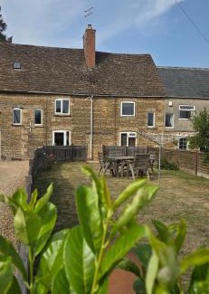 Stamford Apartamento | Charming Village Cottage with Parking