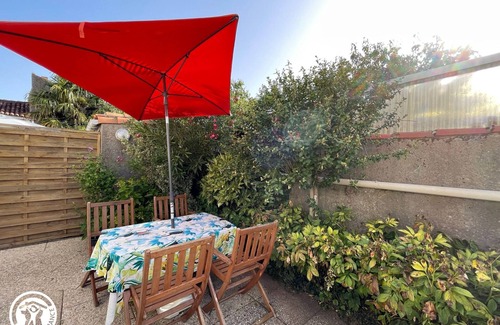 Thire Cabaña | Casa histórica con patio privado y WiFi en el corazón del encantador pueblo de Thiré, cerca del mar.