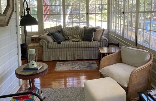 Williams Bay Cabaña | Charming Vintage Cottage - 5 minute walk to lake, beach, and town!