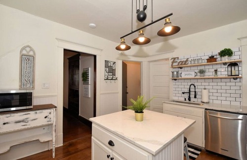 Bay View Casa | Charming Vintage Farmhouse 3 Bedroom Oasis