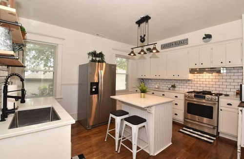 Bay View Casa | Charming Vintage Farmhouse 3 Bedroom Oasis