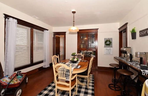 Bay View Casa | Charming Vintage Farmhouse 3 Bedroom Oasis