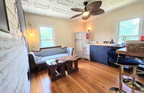 Clyde Casa | Charming Vintage Inspired 2-bedroom house in the Blue Ridge Mountains