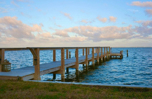 Currituck County Casa | Charming Water Front Cottage at the Outer Banks with private dock