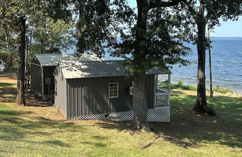 Negreet Cabina | Charming waterfront 1-bedroom cabin next to boat launch and swimming area!
