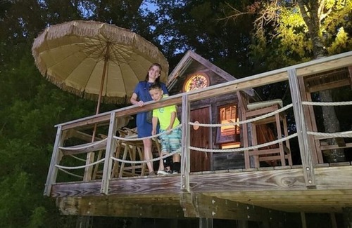 Elmo Complejo | Charming Waterfront Tree House in Kaufman