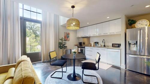 Montgomery Apartamento | Charmingly Trendy Cloverdale Loft - Gated Parking!