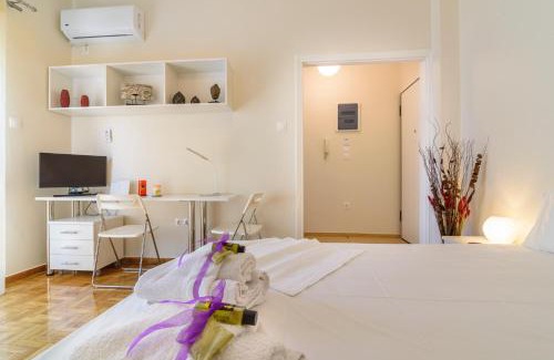 Ampelokipoi Apartamento | Charmy Petit Flat in Athens