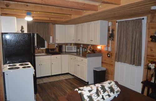 Carlton Cabina | CHASIN' MEMORIES, Cozy, rustic cabin. Close to many boating and fishing lakes.