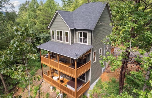 Gatlinburg - Pigeon Forge Cabina | Chasing The Son Cabin 3 Bedroom Cabin by RedAwning