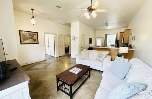 Pine Grove Apartamento | Chateau 2, spacious townhouse in Tickfaw, LA