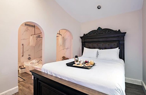 I-435 West KC-KS Hotel | Chateau Avalon