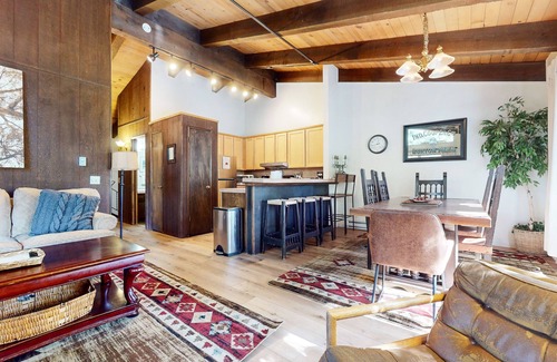 Mammoth Lakes Condominio | Chateau de Montagne 17 Spacious Family Townhome with Great Complex Amenities On Shuttle Route by RedAwning