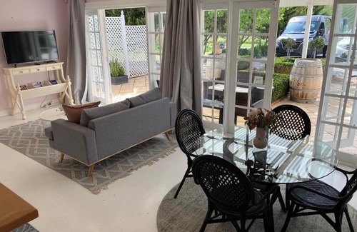 Aldinga Apartamento | Chateau in The Vines Cottage by Wine Coast Holiday Rentals